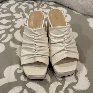 Kenneth Cole New York Cream Heels Thick - I accept offers